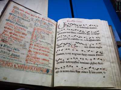 Tra i pezzi pi� particolari c�� un antifonario corale del XV-XVI secolo...